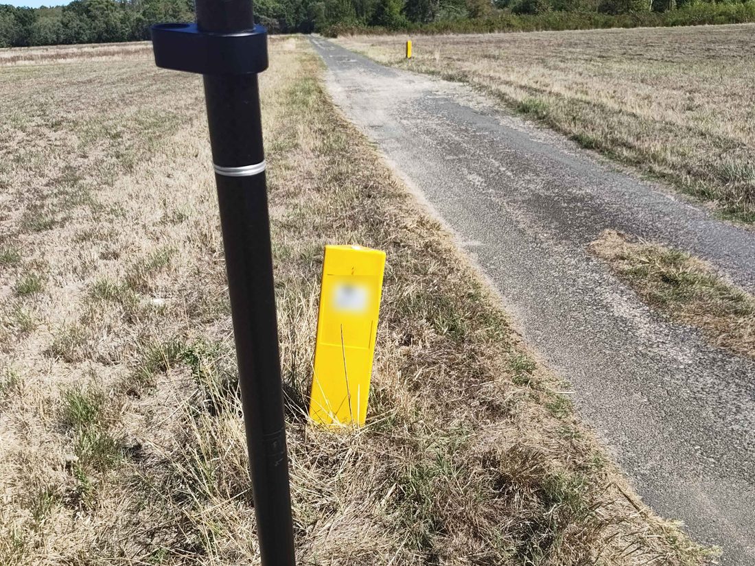 Relevé GNSS du piquetage d'une canalisation de gaz avant une centrale photovoltaïque